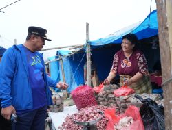 Pj Gubernur Bahtiar Sambangi Pedagang di Pasar Mamasa