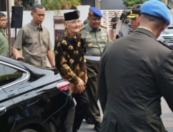 Wakil Presiden Ke-6 Try Sutrisno Melayat ke Rumah Duka Hamzah Haz