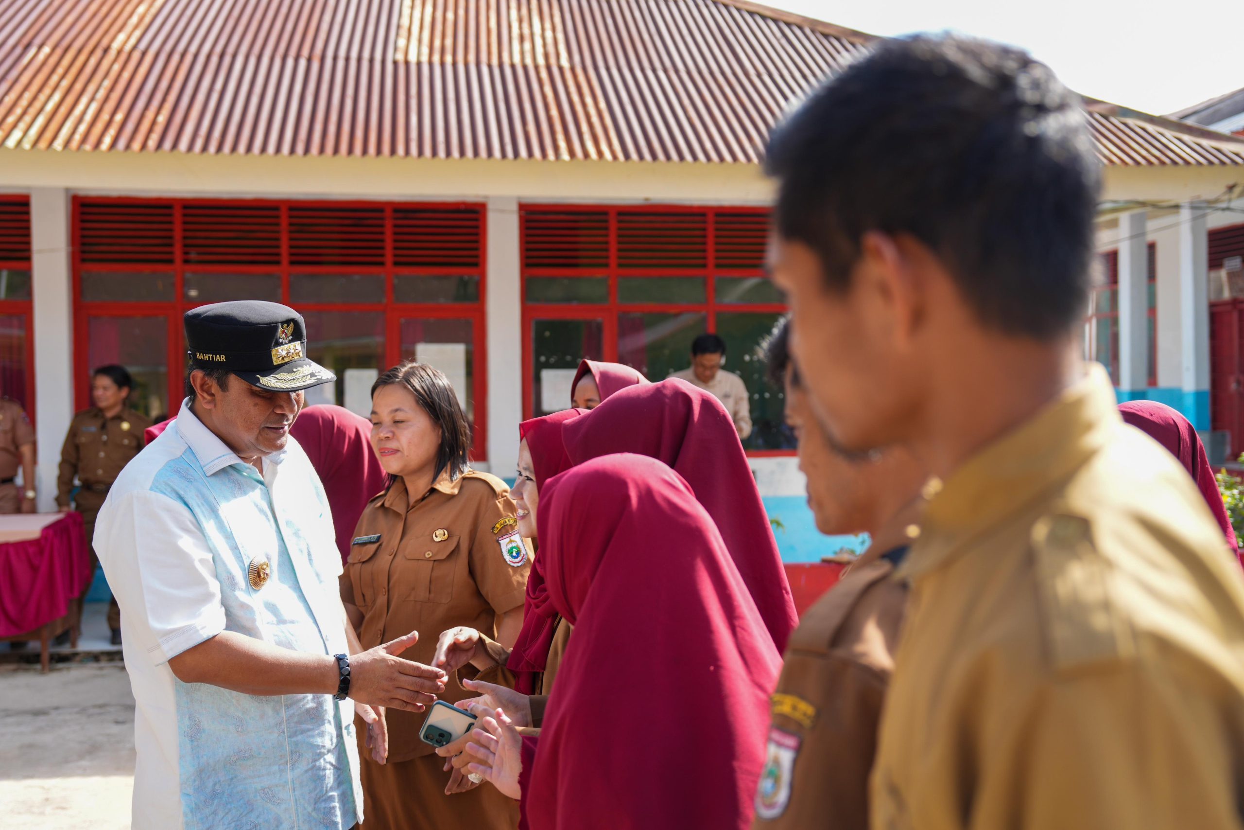 Kunjungi SMAN 1 Mambi, Pj Bahtiar Dorong Pelajar Peduli Lingkungan