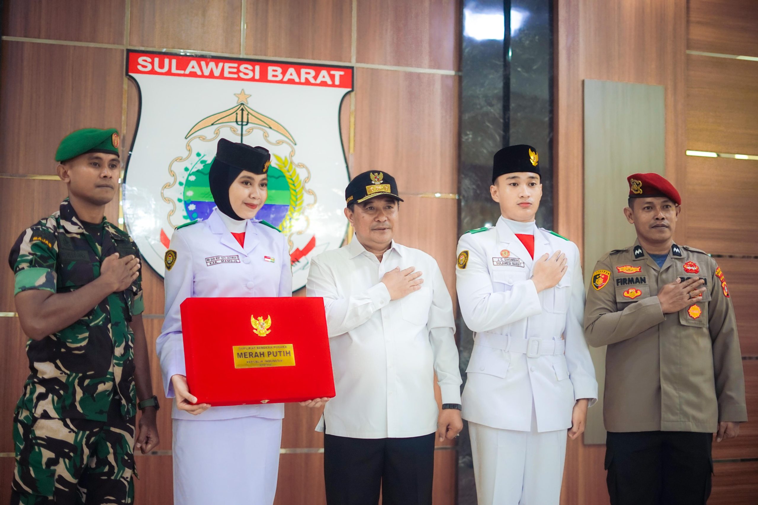 "Persiapan HUT RI: Sulbar Serahkan Duplikat Bendera Merah Putih ke Paskibraka