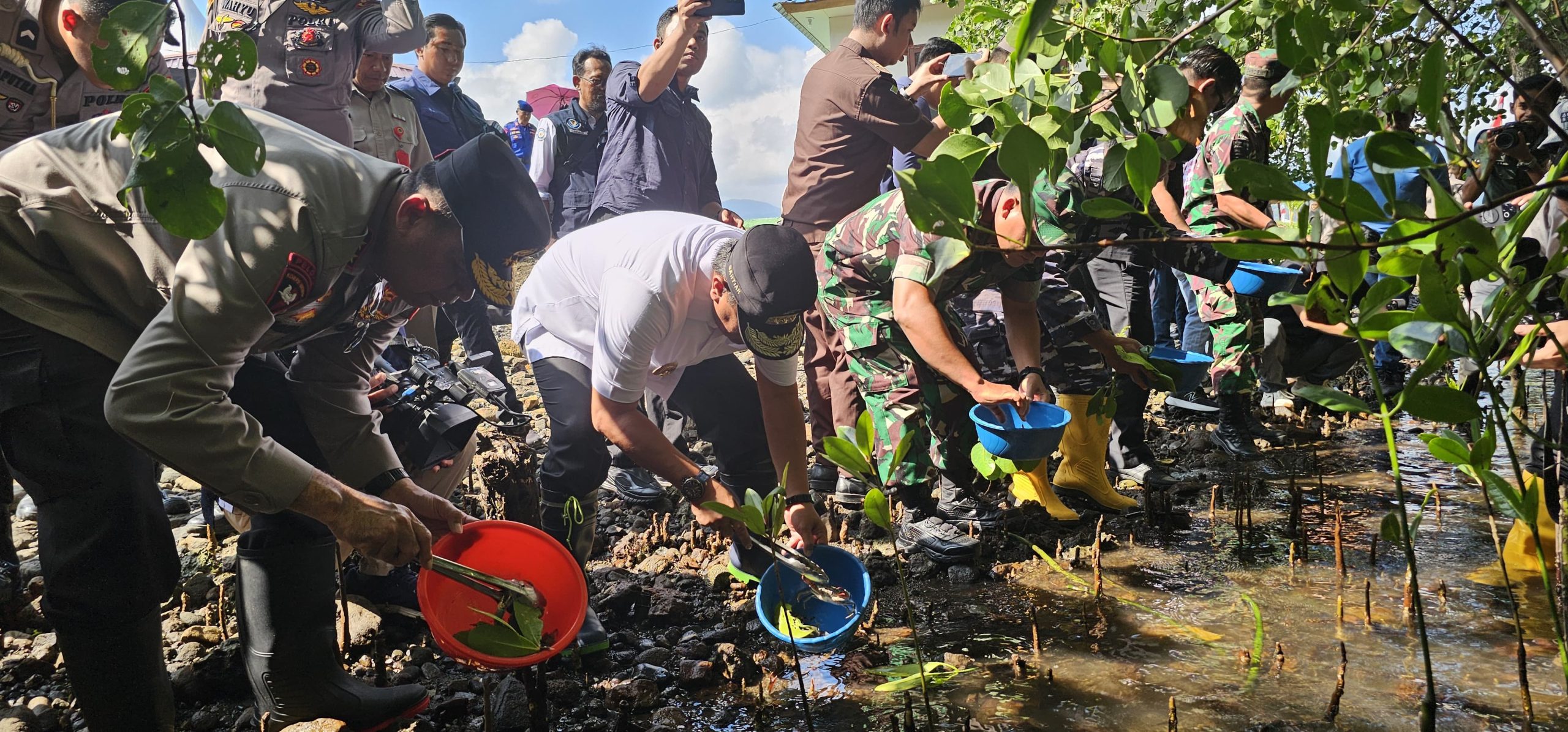 Sulbar Menuju Provinsi Pengekspor Kepiting: Pj Gubernur Tebar Ribuan Benih di Kalukku