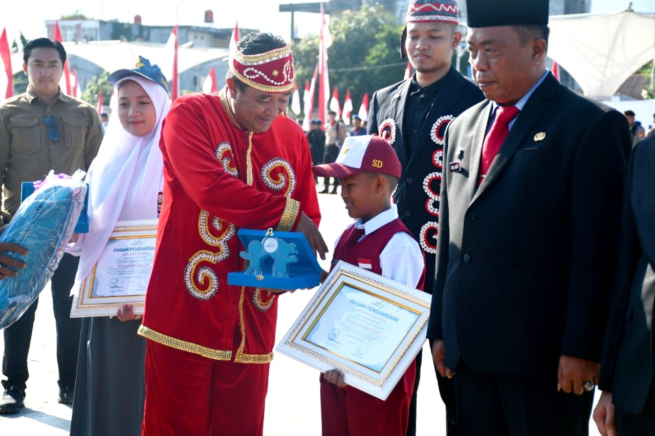 Dua Anak Berprestasi Terima Penghargaan di HUT RI ke-79 Sulbar: Sri Ayuni dan Radhika Qudbiet Zayan Raih Apresiasi Nasional