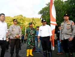 Pj Gubernur Sulbar Tebar Bibit Kepiting di Hutan Mangrove untuk Perekonomian Berkelanjutan