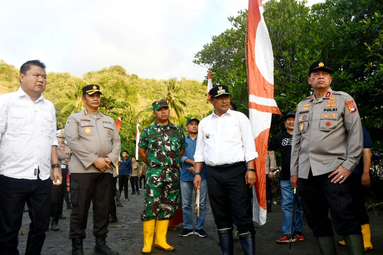 Pj Gubernur Sulbar Tebar Bibit Kepiting di Hutan Mangrove untuk Perekonomian Berkelanjutan