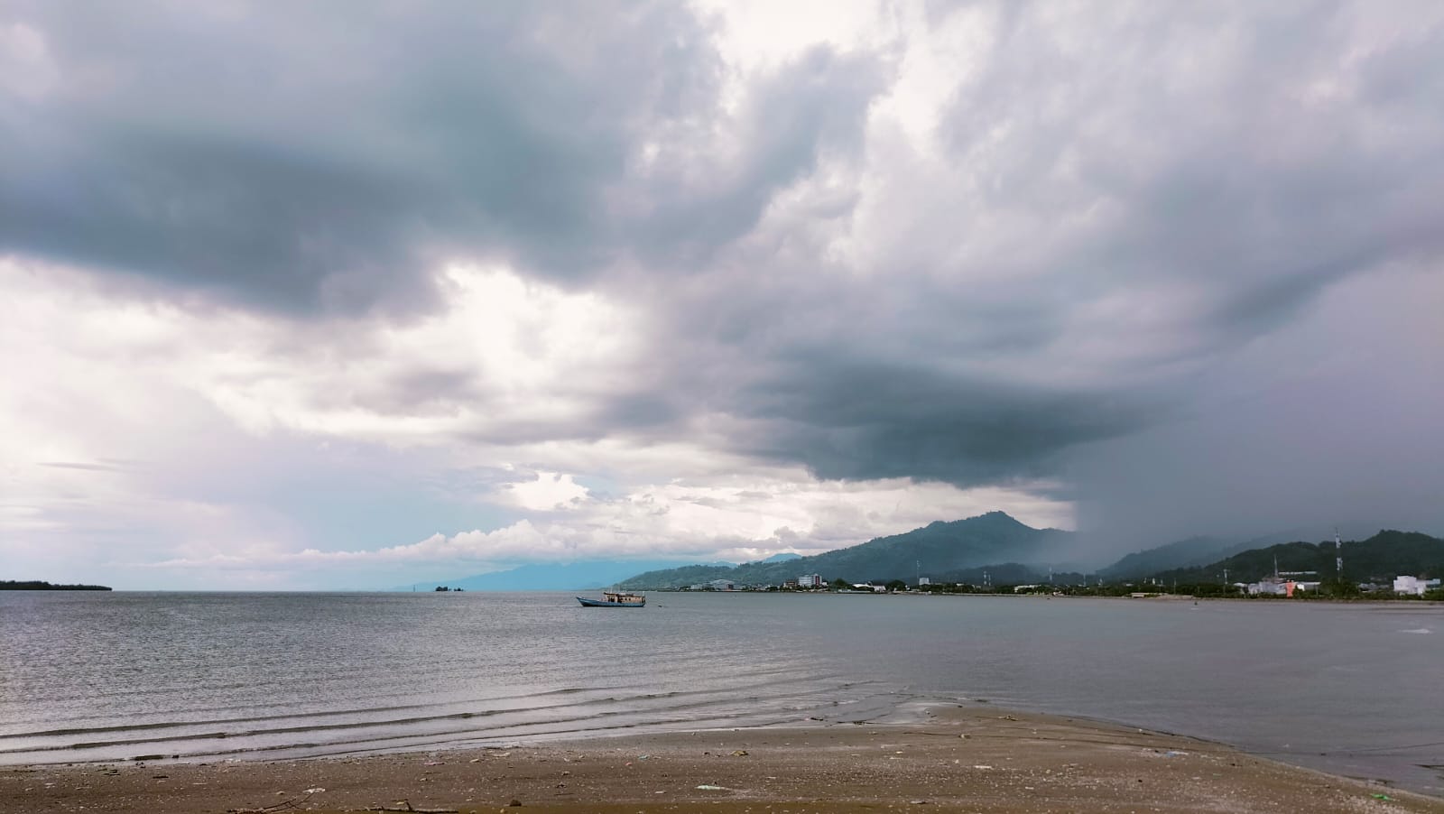 Awan gelap menyelimuti sebagian Kota Mamuju, Kamis (29/08/2024). (EDY ARSYAD/FNN)