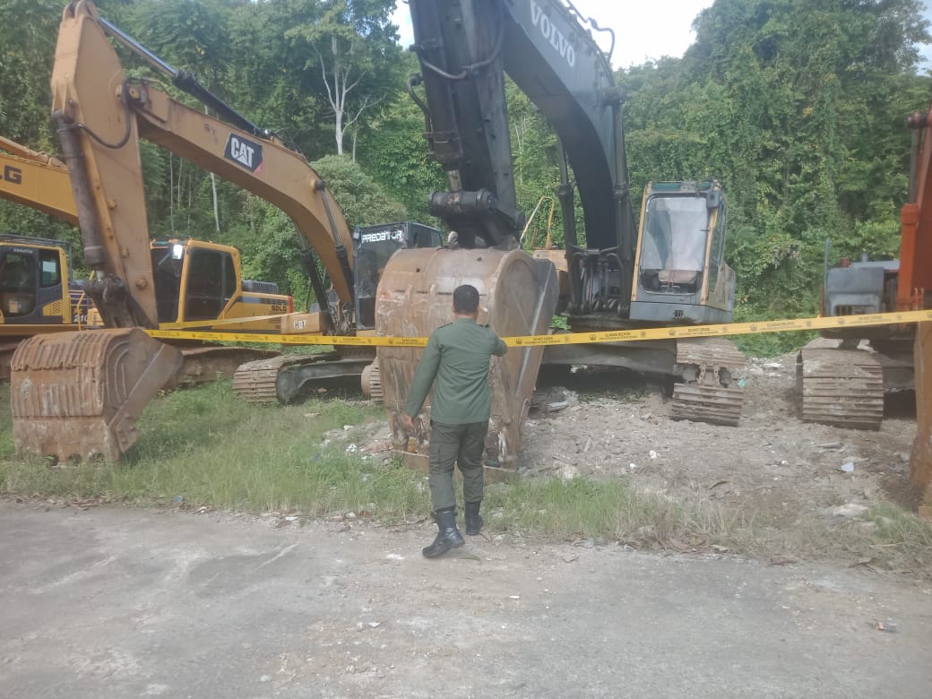 Gegara menjalankan aktivitas penambangan di kawasan hutan lindung di Desa Lariang, Kecamatan Tikke Raya, Kabupaten Pasangkayu, Sulbar, ditangkap aparat penegak hukum. (Sulbar Express)