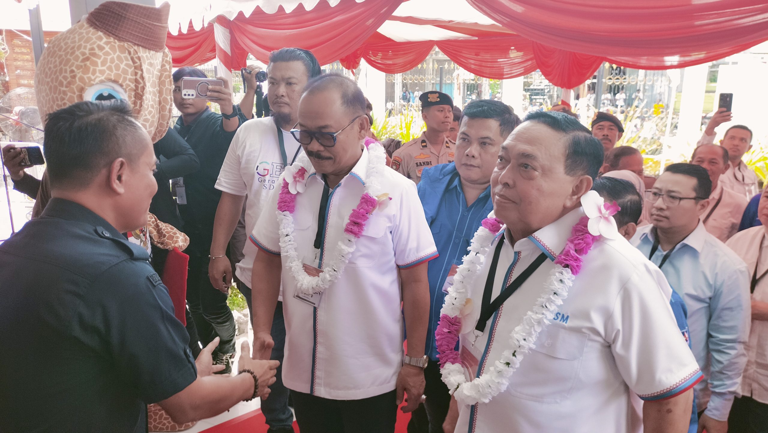 Suhardi Duka-Mayjend TNI (Purn) Salim S Mengga (SDK-JSM), tiba di Kantor Komisi Pemilihan Umum (KPU) Provinsi Sulbar, Rabu, (22/08/2024) (EDY ARSYAD/FNN)