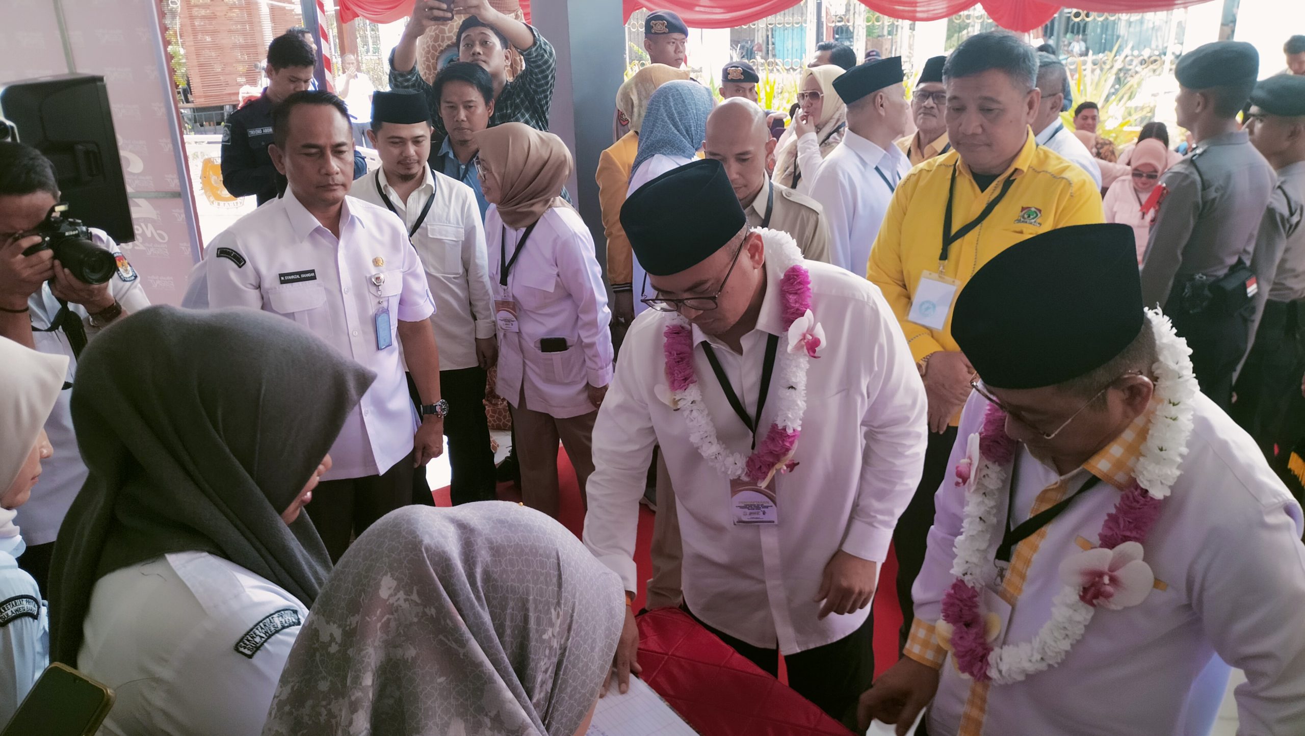 Calon Gubernur dan Wakil Gubernur Sulawesi Barat (Sulbar) Ali Baal Masdar-Arwan Aras tiba di Kantor Komisi Pemilihan Umum (KPU) Provinsi Sulbar