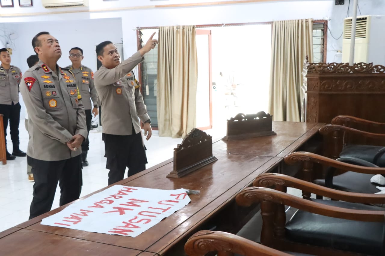 Kapolda Sulbar Irjen Pol Adang Ginanjar langsung meninjau lokasi kejadian pada Sabtu (24/8/24). (Humas Polda Sulbar)