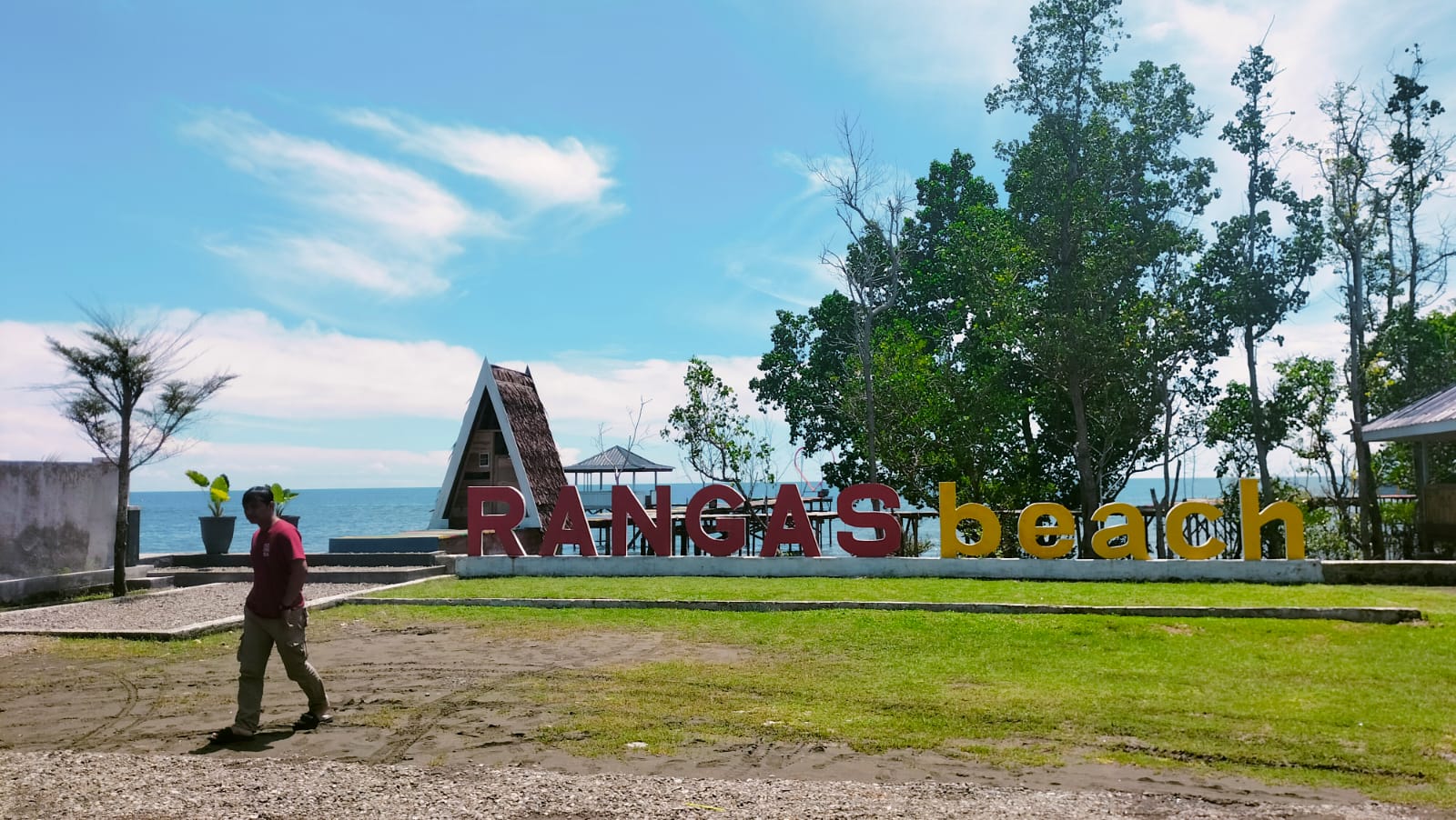 Rangas Beach cocok bagi Anda yang ingin melepas penat sembari menikmati panorama laut.