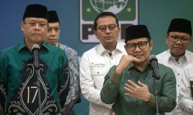 Ketua Umum Partai Kebangkitan Bangsa (PKB) Muhaimin Iskandar (kanan) dan Plt Ketua Umum Partai Persatuan Pembangunan (PPP) Muhamad Mardiono (kiri) beserta jajaran petinggi kedua partai