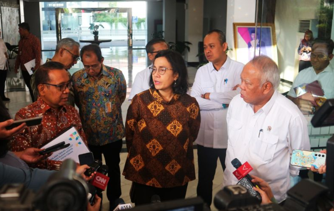 Mensesneg Pratikno bersama Menteri Keuangan Sri Mulyani dan Menteri PUPR Basuki Hadimuljono memberikan keterangan kepada wartawan di Kementerian Sekretariat Negara, Jakarta, Selasa (6/8/2024). ANTARA/Rangga Pandu Asmara Jingga