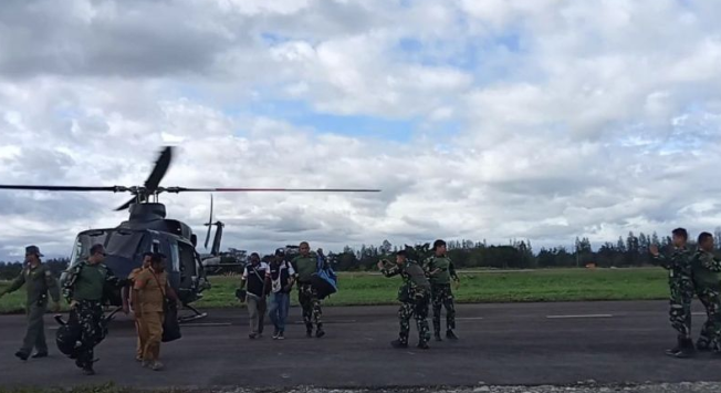 Tim satgas gabungan TNI-Polri mengevakuasi 13 orang guru dan tenaga kesehatan dari Distrik Alama Kabupaten Mimika, Papua Tengah ke Kota Timika melalui Bandara Aero Modeling Lanud Yohanis Kapiyau Timika, pada Selasa(06/08/ 2024).(ANTARA/Agustina Estevani Janggo)