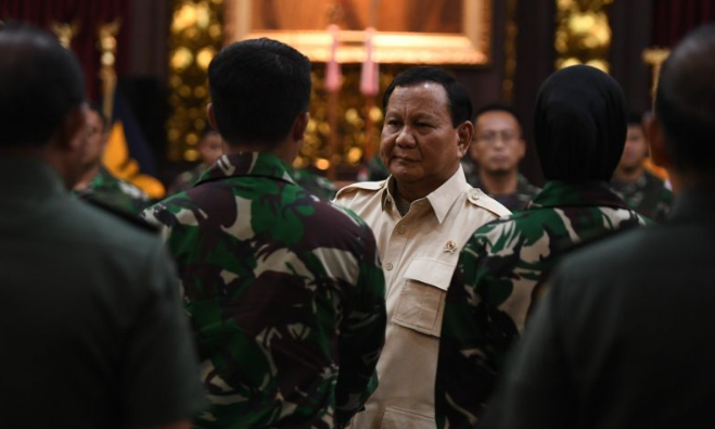 Menteri Pertahanan RI Prabowo Subianto menyapa dan menyalami satu per satu 40 tenaga kesehatan TNI yang bakal diberangkatkan ke El Arish, Mesir, dan Rafah, Gaza, saat acara pembekalan di Kantor Kementerian Pertahanan RI, Jakarta, Rabu (7/8/2024). ANTARA FOTO/Hafidz Mubarak A.