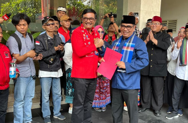 Ketua DPP PDI Perjuangan Djarot Syaiful Hidayat (kiri) bersama Perwakilan Poros Jakarta Biem Triani Benjamin (kanan) di Kantor DPP PDIP, Jakarta, Selasa (13/8/2024). (ANTARA/Narda Margaretha Sinambela)