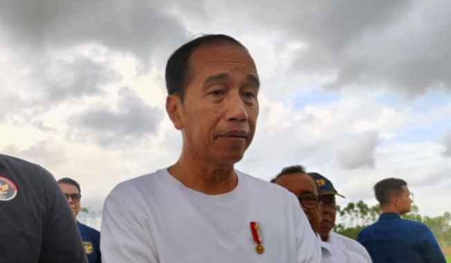 Presiden RI Joko Widodo memberikan keterangan kepada wartawan di IKN, Kalimantan Timur, Selasa (13/8/2024). ANTARA/Mentari Dwi Gayati/am.