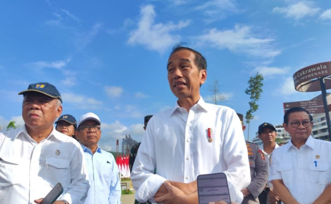 Presiden RI Joko Widodo memberikan keterangan usai meresmikan Plaza Seremoni Sumbu Kebangsaan di IKN, Kalimantan Timur, Rabu (14/8/2024). ANTARA/Mentari Dwi Gayati