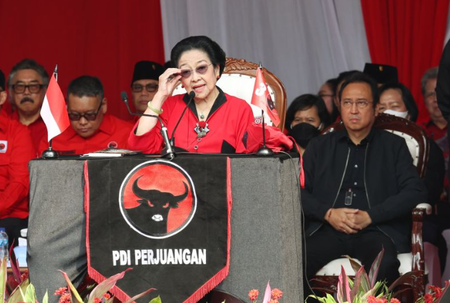 Ketua Umum PDIP Megawati Soekarnoputri saat memimpin Upacara HUT Ke-79 RI di Masjid At-Taufiq, Sekolah Partai, Jakarta, Sabtu (17/8/2024). ANTARA/HO-PDIP.