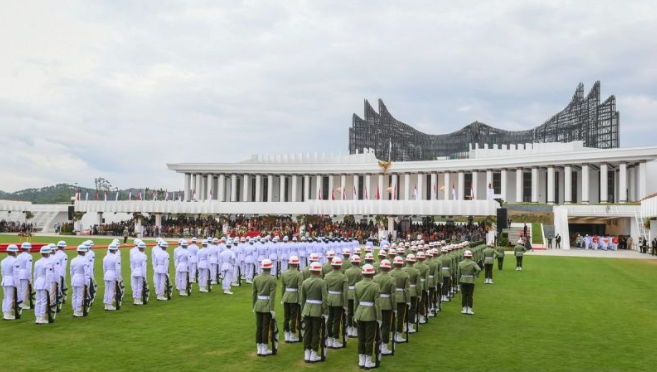 Suasana upacara Peringatan Detik-detik Proklamasi Kemerdekaan Republik Indonesia (RI) di lapangan upacara Istana Negara Ibu Kota Nusantara (IKN), Penajam Paser Utara, Kalimantan Timur, Sabtu (17/8/2024). Upacara dalam rangka HUT Ke-79 RI tersebut mengusung tema Nusantara Baru Indonesia Maju. ANTARA FOTO/Hafidz Mubarak A/tom.