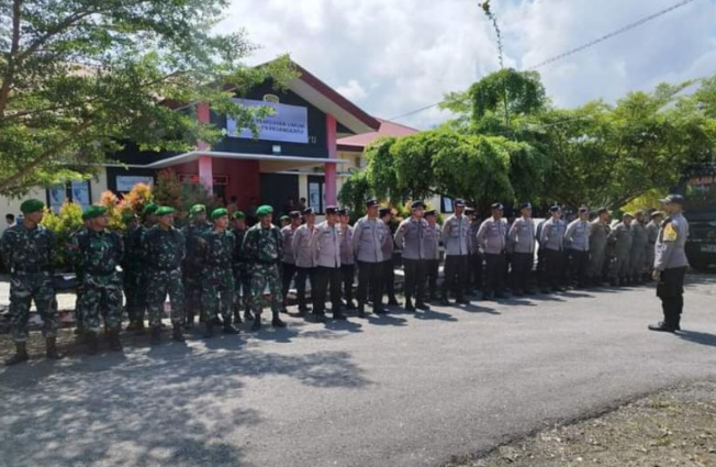 Sebanyak 100 orang personel TNI Kodim 1427 Kabupaten Pasangkayu Provinsi Sulawesi Barat (Sulbar) melakukan latihan sistem pengamanan kota (sispamkota) untuk mengamankan pelaksanaan Pilkada bersama personel Polres Pasangkayu dan Satpol PP Kabupaten Pasangkayu, Senin (19/8/2024). ANTARA Foto/HO Humas Kodim Pasangkayu