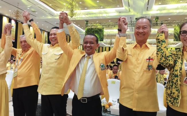 Ketua Umum baru Partai Golkar Bahlil Lahadalia bersama elit partai lainnya, Bambang Soesatyo dan Agus Gumiwang Kartasasmita di Jakarta Convention Center, Jakarta, Rabu (21/8/2024). ANTARA/Bagus Ahmad Rizaldi.