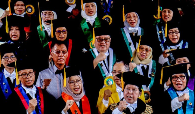 Dokumentasi Ketua Dewan Guru Besar Universitas Indonesia, Prof Harkristuti Harkrisnowo (kedua kanan depan), serta sejumlah dosen dan guru besar UI saat menyampaikan deklarasi kebangsaan kampus perjuangan di Universitas Indonesia, Depok, Jawa Barat, Jumat (2/2/2024). ANTARA FOTO/Yulius S Wijaya