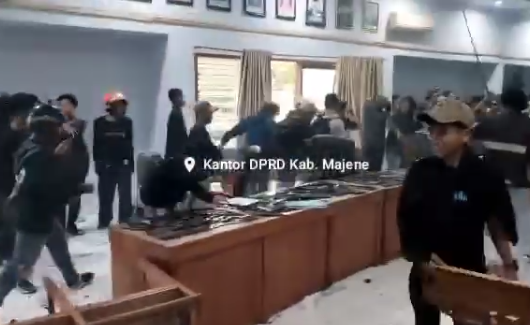 Aksi demonstrasi yang digelar sejumlah elemen mahasiswa di depan Gedung DPRD Majene, untuk mengawal putusan Mahkamah Konstitusi (MK), berujung ricuh, Jumat, (23/08/2024)