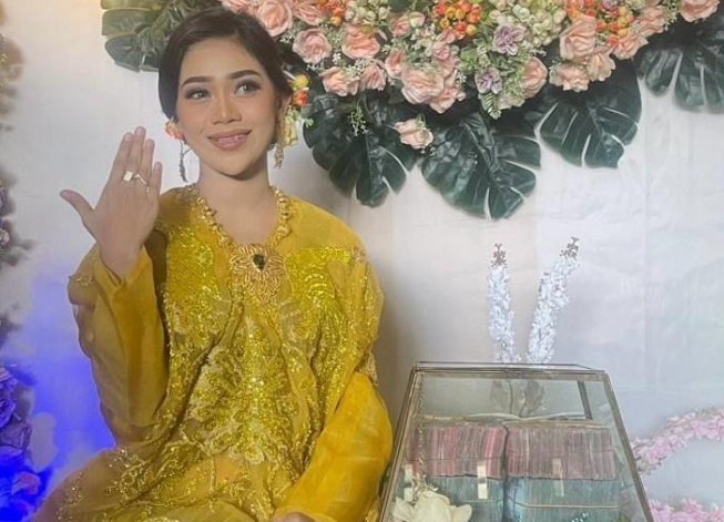 Deby Adiba Sahirah (22), putri Adriani, dilamar oleh seorang pengusaha asal Kabupaten Wajo, Andi Muhammad Nugraha (23).