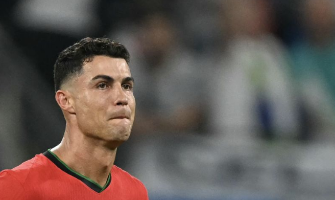 Reaksi penyerang Portugal Cristiano Ronaldo setelah gagal mencetak tendangan penalti pada pertandingan sepak bola babak 16 besar UEFA Euro 2024 antara Portugal dan Slovenia di Frankfurt Arena di Frankfurt pada Senin (1/7/2024). (ANTARA/AFP/Patricia De Melo Moreira)