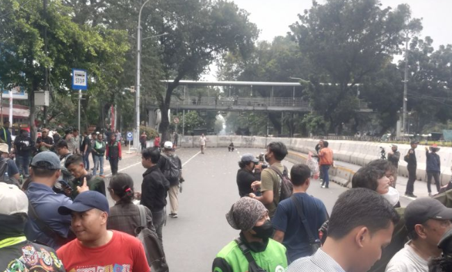 Polisi memblokade Jalan Merdeka Barat sekira pukul 11.30 WIB imbas aksi komunitas ojek online (ojol) di area Patung Kuda, Jakarta Pusat pada Kamis (29/8/2024) siang. ANTARA/Risky Syukur