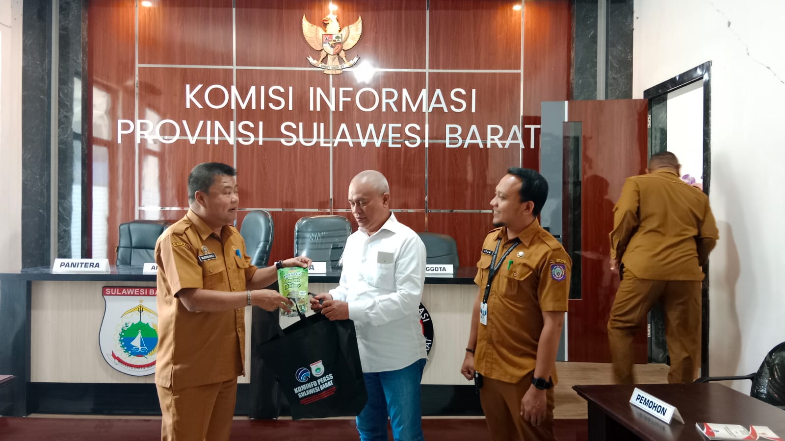 Pemprov Sulbar Promosikan UMKM Lokal Lewat Cendera Mata untuk Tamu