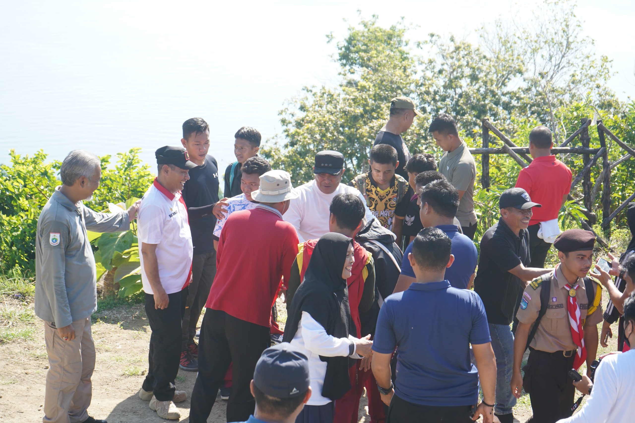 Pj Gubernur Sulbar Bahtiar Baharuddin Gelar Hiking Bersama Ratusan Siswa di Bukit Sukun Bhayangkara