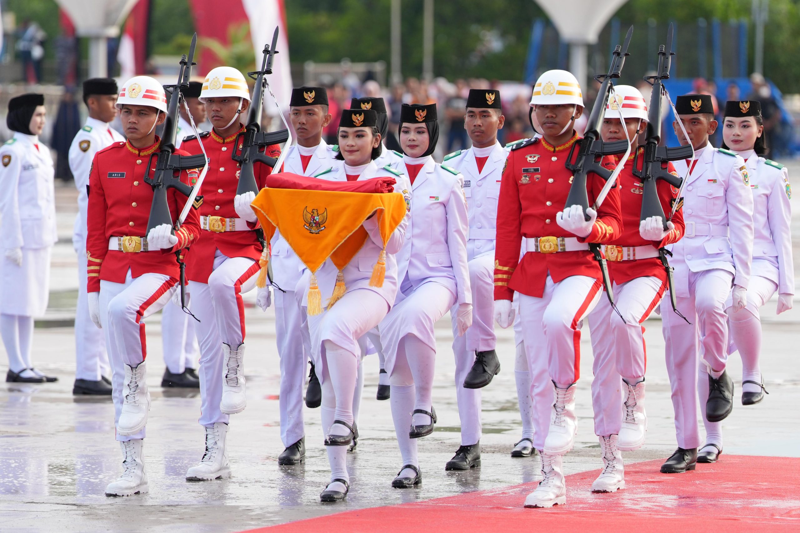 Upacara Penurunan Bendera di Pantai Manakarra Tutup Rangkaian HUT RI ke-79 Sulbar