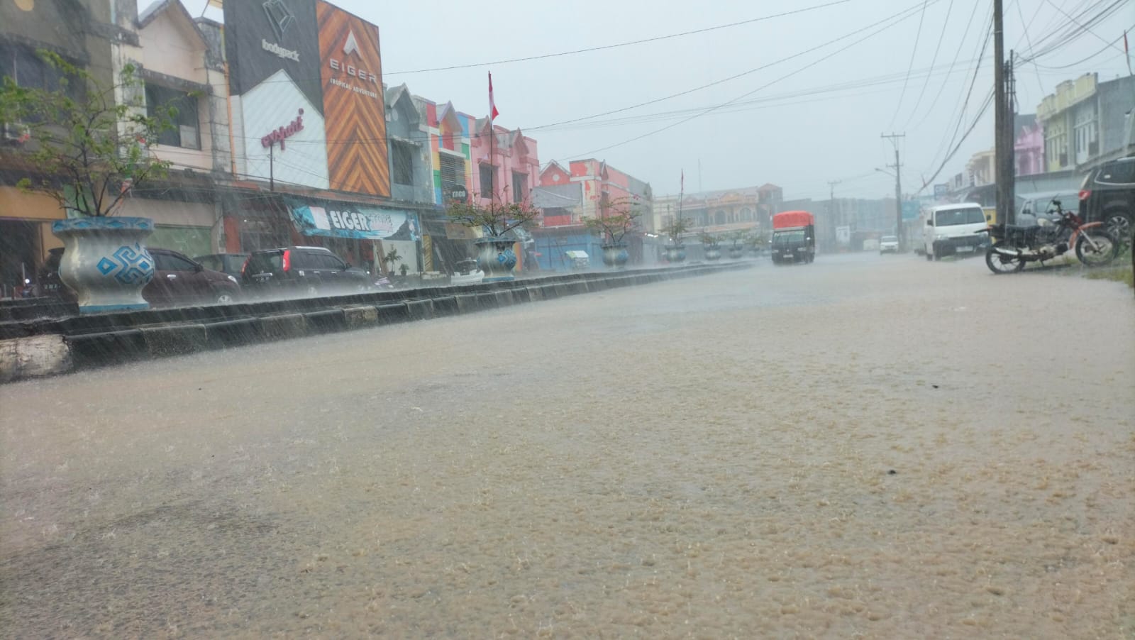 Hujan dan Genangan air di Jalan Diponegoro, Kelurahan Karema, Kecamatan Mamuju, Kabupaten Mamuju, Kamis (22/08/2024) (EDY ARSYAD/FNN)