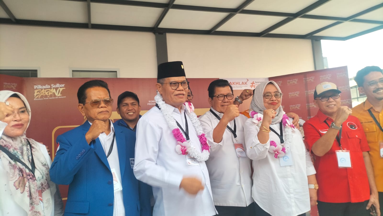 Pasangan calon gubernur dan wakil gubernur Sulawesi Barat, Prof. Husain Syam (PHS) dan Hj. Enny Anggraeni Anwar. (EDY ARSYAD/FNN)