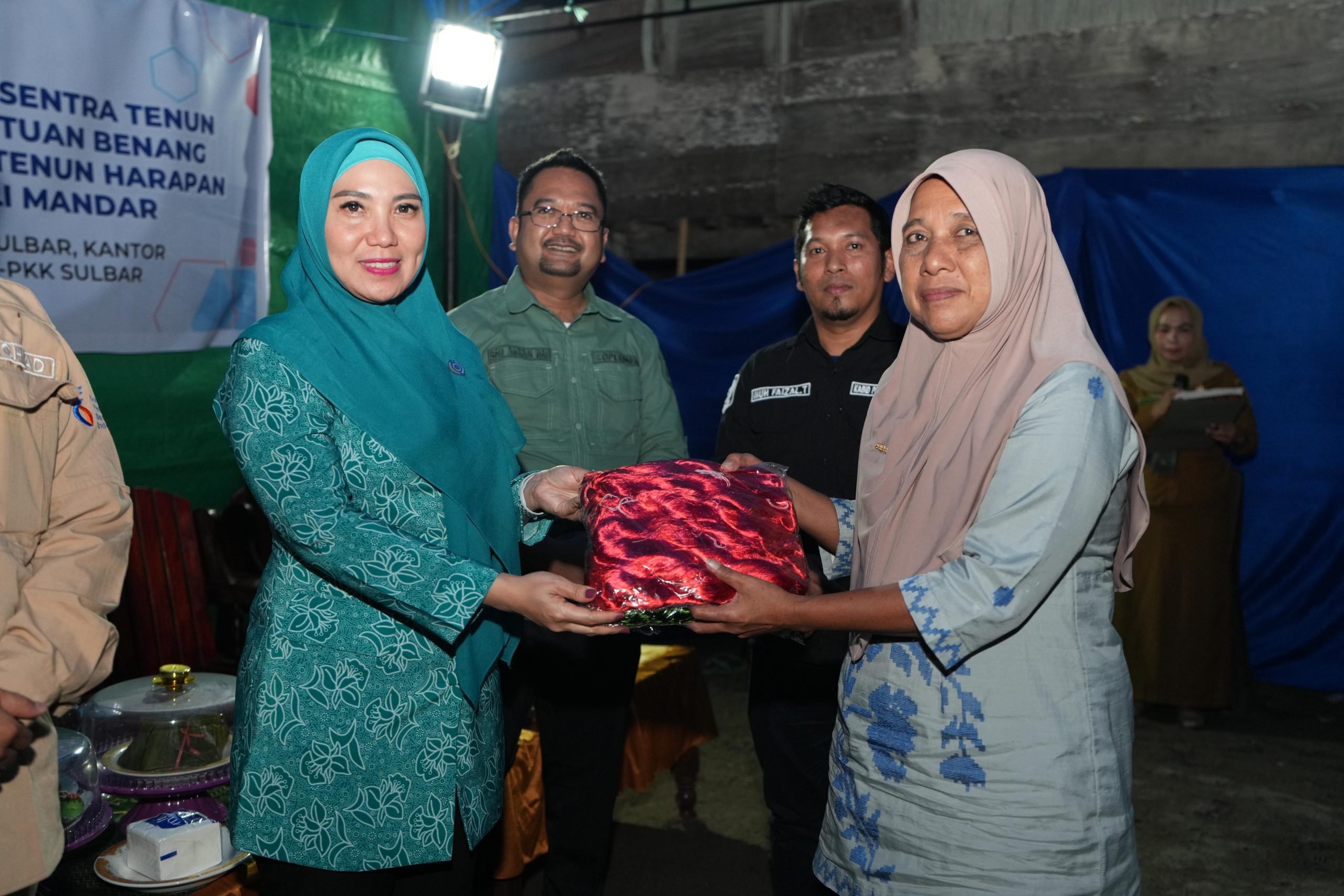 Dekranasda Sulbar Resmikan Rumah Produksi Sentra Tenun Sutra Mandar untuk Dukung Pengembangan Tenun Tradisional