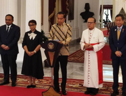 Presiden Jokowi Sambut Kedatangan Paus Fransiskus di Indonesia