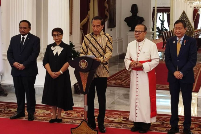 Presiden Joko Widodo memberikan keterangan pers usai rapat soal ketibaan Paus Fransiskus di Istana Merdeka Jakarta, Selasa (3/9/2024). ANTARA/Mentari Dwi Gayati