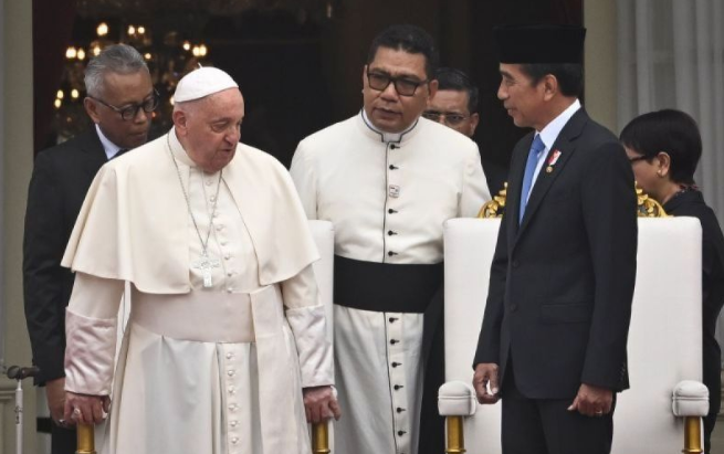 Presiden RI Joko Widodo (kanan) bersama Pemimpin Takhta Suci Vatikan Sri Paus Fransiskus (kiri) didampingi Staf Dikasteri untuk Dialog Antar-Agama Takhta Suci Vatikan Romo Markus Solo Kewuta (tengah) bersiap mengikuti upacara penyambutan di Istana Merdeka, Jakarta, Rabu (4/9/2024). Pertemuan tersebut membahas hubungan bilateral antara Indonesia dan Vatikan sekaligus membahas isu-isu global, khususnya perdamaian di seluruh konflik perang yang melanda sejumlah negara di dunia. ANTARA FOTO/Muhammad Adimaja/rwa.