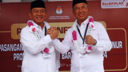 Pasangan bakal calon Gubernur Sulawesi Barat Andi Ibrahim Masdar (kiri) dan bakal calon Wakil Gubernur Asnuddin Sokong (kanan) bersalaman usai melakukan pendaftaran peserta Pilgub 2024 di KPU Provinsi Sulawesi Barat, Mamuju, Rabu (28/8/2024). m. ANTARA FOTO/Akbar Tado/foc. (ANTARA FOTO/AKBAR TADO)