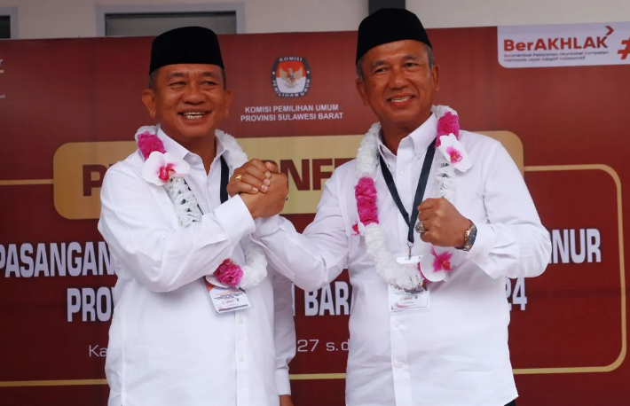 Pasangan bakal calon Gubernur Sulawesi Barat Andi Ibrahim Masdar (kiri) dan bakal calon Wakil Gubernur Asnuddin Sokong (kanan) bersalaman usai melakukan pendaftaran peserta Pilgub 2024 di KPU Provinsi Sulawesi Barat, Mamuju, Rabu (28/8/2024). m. ANTARA FOTO/Akbar Tado/foc. (ANTARA FOTO/AKBAR TADO)