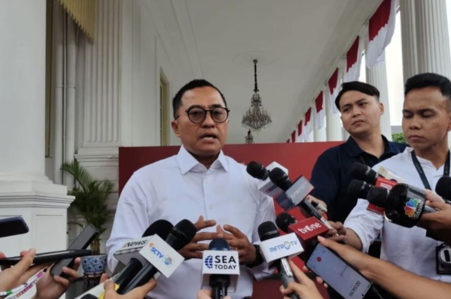 Deputi Bidang Protokol, Pers, dan Media Sekretariat Presiden Yusuf Permana saat menyampaikan keterangan di kompleks Istana Kepresidenan RI, Jakarta, Kamis (8/8/2024). (ANTARA/Mentari Dwi Gayati)