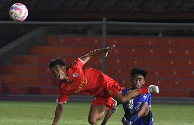 Pesepak bola Sulawesi Barat Al Gazali (kiri) berebut bola dengan pesepak bola Sulawesi Tengah Arief Khaliq (kanan) pada pertandingan babak penyisihan Grup B sepak bola putra PON XXI Aceh-Sumut 2024 di Stadion H dimurthala, Banda Aceh, Aceh, Jumat (6/9/2024). (ANTARA/Syifa Yulinnas)