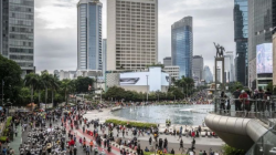 Sejumlah warga berolahraga saat berlangsungnya Hari Bebas Kendaraan Bermotor (HBKB) di kawasan Bundaran HI, Jakarta, Minggu (4/2/2024). ANTARA FOTO/Aprillio Akbar/Spt