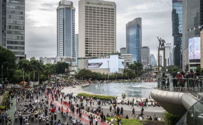 Sejumlah warga berolahraga saat berlangsungnya Hari Bebas Kendaraan Bermotor (HBKB) di kawasan Bundaran HI, Jakarta, Minggu (4/2/2024). ANTARA FOTO/Aprillio Akbar/Spt