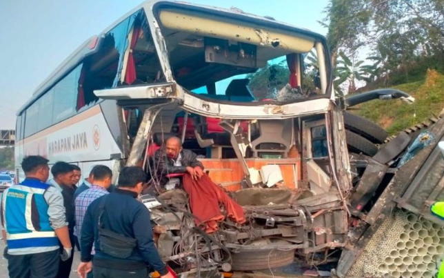 Anggota Polres Batang bersama instansi terkait sedang melakukan proses evakuasi bus Harapan Jaya yang mengalami kecelakaan di Tol Batang KM. 437 jalur A, di Batang, Sabtu (14/9/2024). (ANTARA/Ho-Humas Polres Batang)