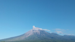 Gunung Semeru erupsi dengan letusan setinggi 700 meter di atas puncak pada Sabtu (14/9/2024). (ANTARA/HO-PVMBG)