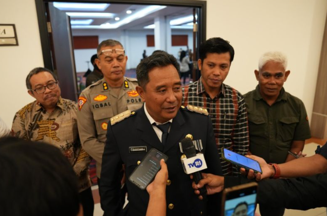 Penjabat Gubernur Sulbar Bahtiar Baharuddin ketika diwawancarai terkait rekrutmen calon anggota KPPS untuk Pilkada 2024, di Mamuju, Selasa (17/9/2024) ANTARA Foto/HO Humas Pemprov Sulbar