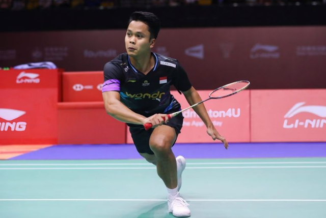 Tunggal putra Indonesia Anthony Sinisuka Ginting beraksi melawan wakil Denmark Viktor Axelsen pada babak semifinal Hong Kong Open 2024 di Hong Kong Coliseum, Sabtu (14/9/2024). (ANTARA/HO-PBSI)