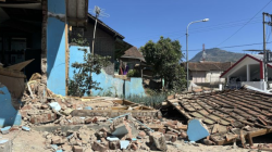 Kondisi salah satu rumah warga yang mengalami kerusakan cukup parah pascagempa di Kabupaten Bandung, Jawa Barat, Kamis (19/9/2024). (ANTARA/Rubby Jovan)